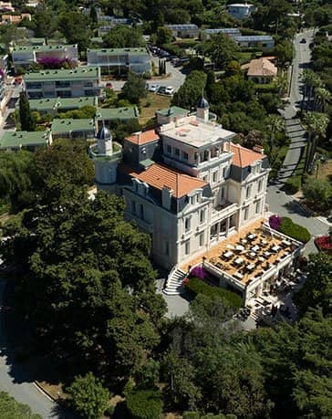 Ferienzentrum Les Tourelles Sainte Maxime an der Cote d Azur in Frankreich Ansicht Vogelperspektive mit Schloss