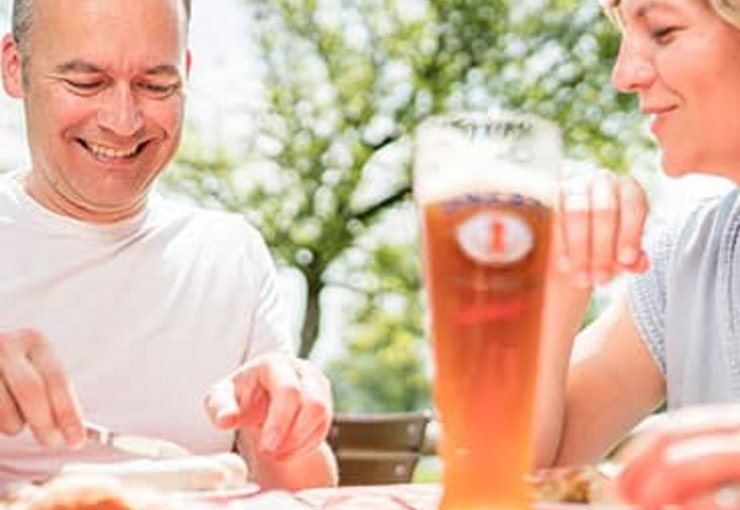 Hotel Farbinger Hof in Bernau am Chiemsee Außenansicht Biergarten mit Gästen