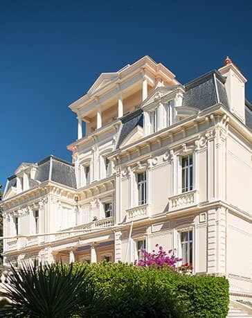 Schloss und Hotel Les Tourelles an der Côte d’Azur Außenansicht mit Palmen