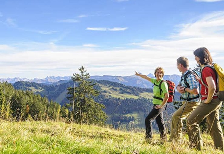 Hotel Das Allgäu Wandergruppe vor Bergpanorama