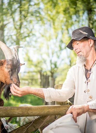 Ferienclub Maierhöfen im Allgäu Hausmeister betreut die Ziegen