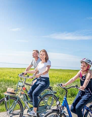 Familie fährt Fahrrad