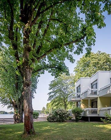 Seehotel Grunewald Berlin Außenansicht mit Garten und Pavillon am Wasser