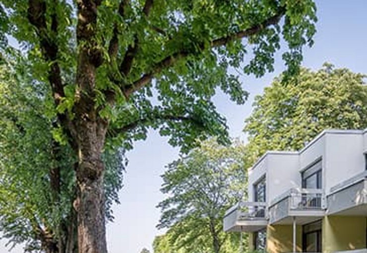 Seehotel Grunewald Berlin Außenansicht mit Garten und Pavillon am Wasser