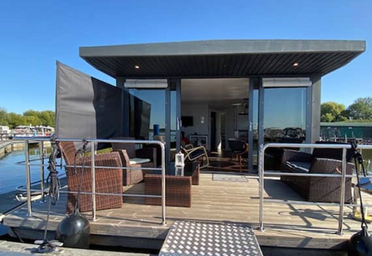 Ferienzentrum Yachthafen Rechlin Müritz Hausboot Villa Hafenblick Außenansicht Eingang mit Terrasse