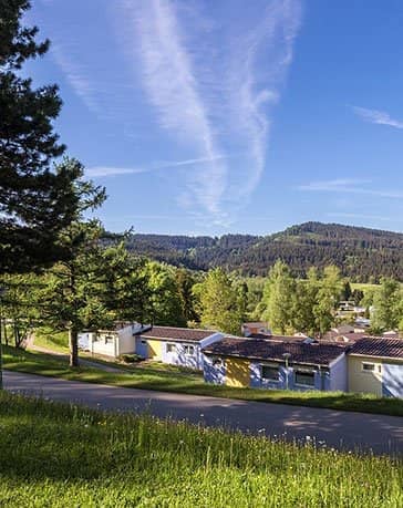 Ferienclub Maierhöfen im Allgäu Außenansicht der Ferienhäuser im Bergpanorama