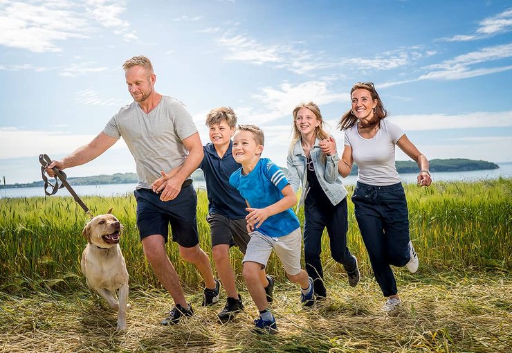 Ferienzentrum Trassenmoor Trassenheide Insel Usedom Familie mit Hund im Kornfeld