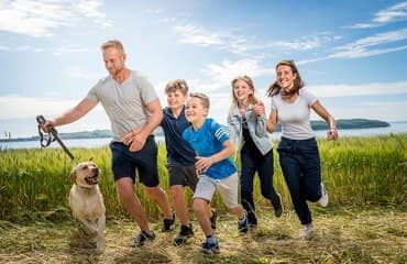 Ferienzentrum Trassenmoor Trassenheide Insel Usedom Familie mit Hund im Kornfeld