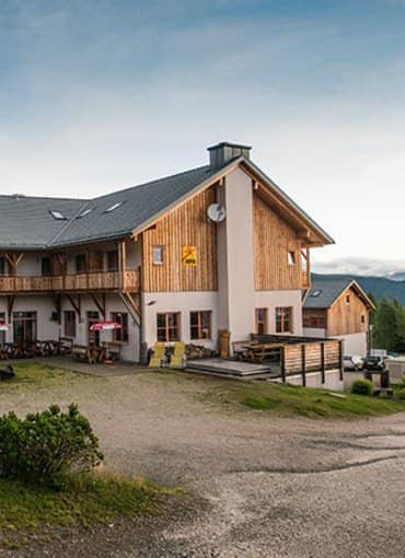 Kärnten Jufa-Hotel Nockenberge mit Bergpanorama im Sommer