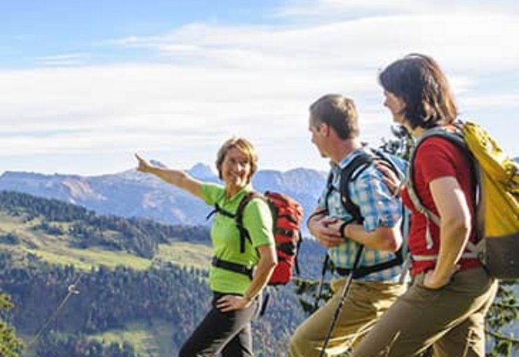 Hotel Das Allgäu Wandergruppe vor Bergpanorama