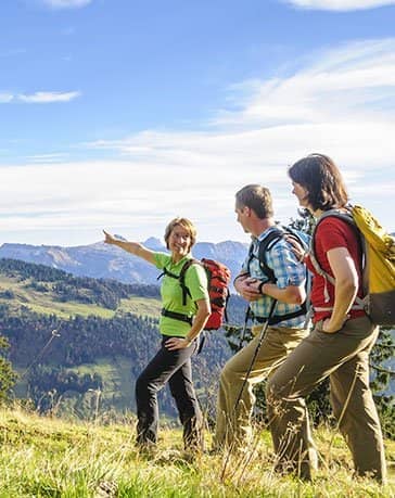 Hotel Das Allgäu Wandergruppe vor Bergpanorama