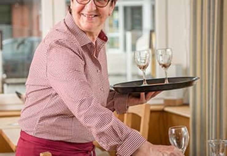 Kellnerin im Restaurant Bistro Ekke Nekkepen im Ferienzentrum Wenningstedt auf Sylt