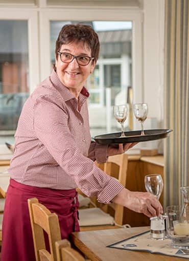 Kellnerin im Restaurant Bistro Ekke Nekkepen im Ferienzentrum Wenningstedt auf Sylt
