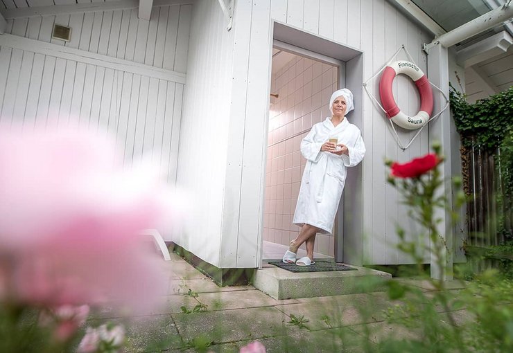 Hotel Farbinger Hof am Chiemsee Junge Frau im Wellnessbereich