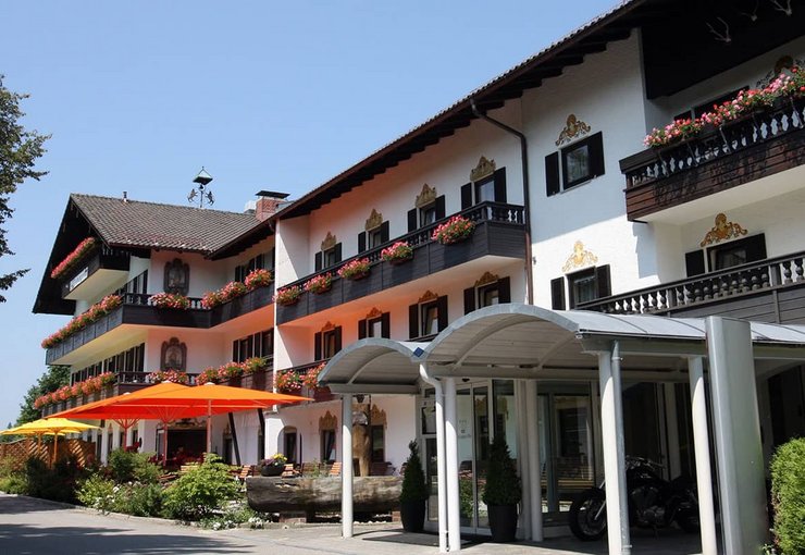 Hotel Farbinger Hof in Bernau am Chiemsee Außenansicht Eingangsbereich