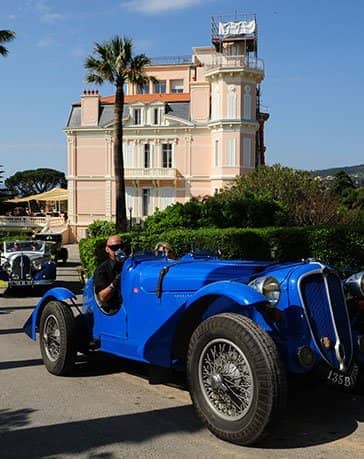 Schloss und Hotel Les Tourelles an der Côte d’Azur Oldtimer in der Schlossauffahrt