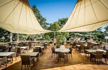 Schloss und Hotel Les Tourelles an der Côte d’Azur Restaurant Terrasse mit Sonnensegeln
