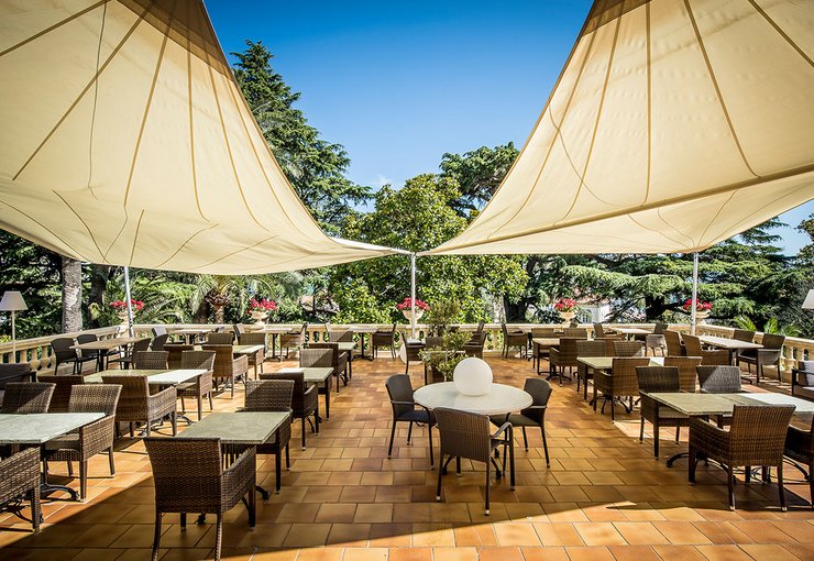 Schloss und Hotel Les Tourelles an der Côte d’Azur Restaurant Terrasse mit Sonnensegeln