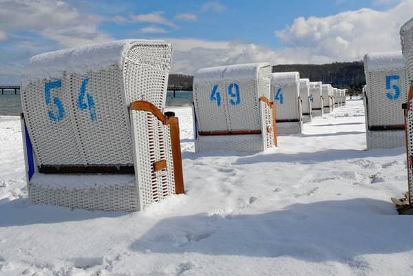 Strandkörbe am verschneiten Strand auf Rügen