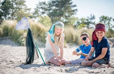 Kinder spielen am Strand Pirat beim Ferienzentrum Wenningstedt auf Sylt