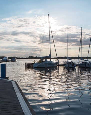 Ferienzentrum Yachthafen Rechlin Müritz Booten am Steg im Hafen