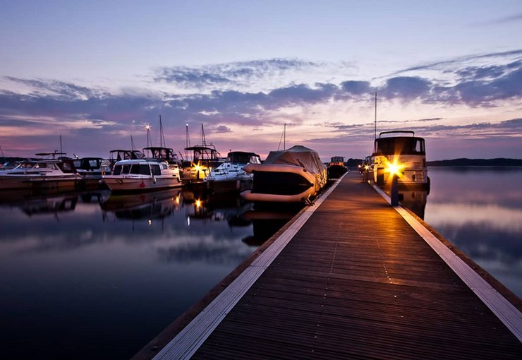 Ferienzentrum Yachthafen Rechlin Müritz Steg mit Booten in der Abendstimmung