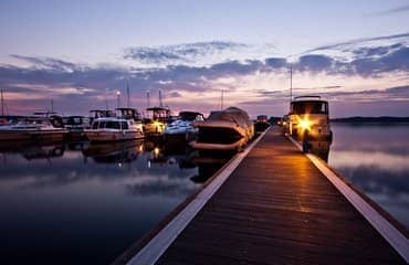 Ferienzentrum Yachthafen Rechlin Müritz Steg mit Booten in der Abendstimmung