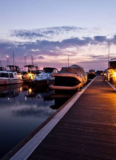 Ferienzentrum Yachthafen Rechlin Müritz Steg mit Booten in der Abendstimmung