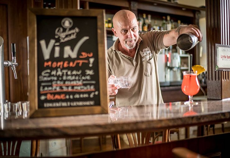 Schloss und Hotel Les Tourelles an der Côte d’Azur Hotelbar Barkeeper mixt Cocktail