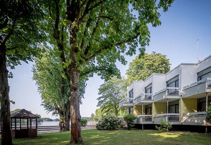 Seehotel Grunewald Berlin Außenansicht mit Garten und Pavillon am Wasser