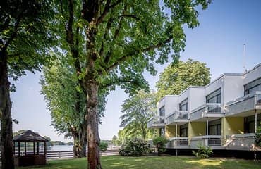 Seehotel Grunewald Berlin Außenansicht mit Garten und Pavillon am Wasser