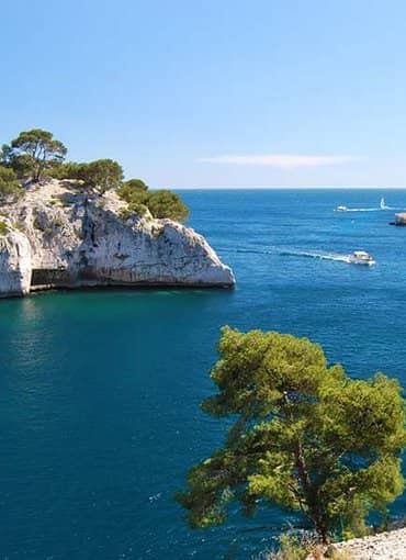 Boot in Bucht an der Côte d'Azur