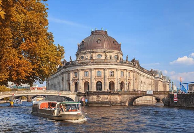 Seehotel Grunewald Berlin Museumsinsel mit Ausflugsboot