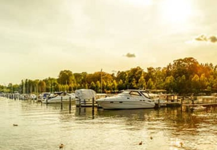Seehotel Grunewald Berlin Havel Ufer mit Booten