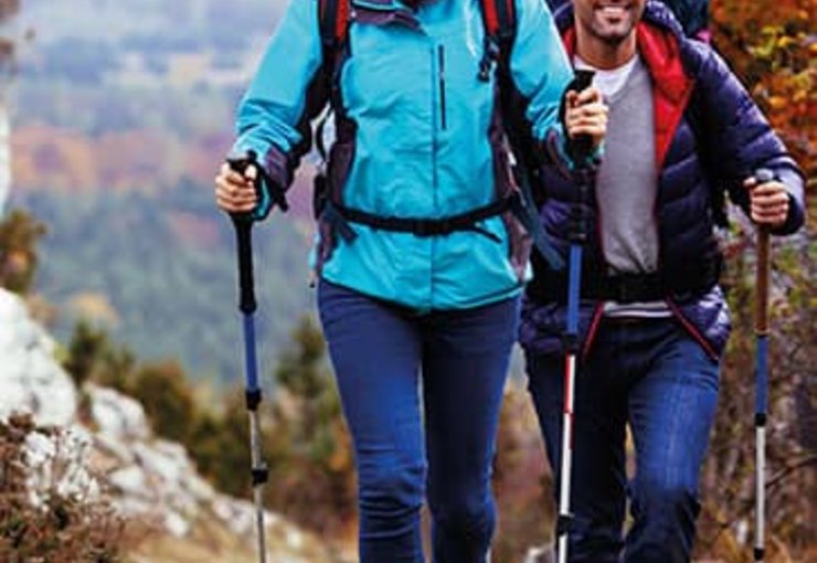 Hotel Das Allgäu junges Paar beim Wandern in der Berglandschaft