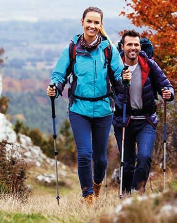 Hotel Das Allgäu junges Paar beim Wandern in der Berglandschaft