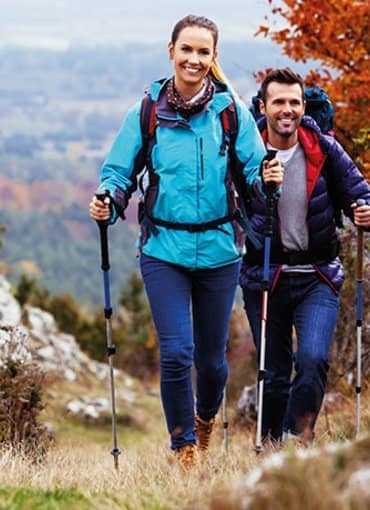 Hotel Das Allgäu junges Paar beim Wandern in der Berglandschaft