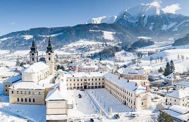 Oberösterreich Jufa Hotel Pyhrn-Priel Ansicht Vogelperspektive mit Panoramalandschaft im Winter