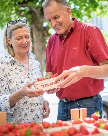 Älteres Paar beim Shopping Ferienzentrum Wenningstedt auf Sylt