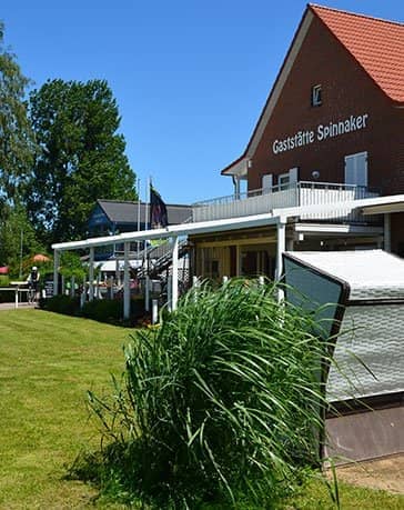 Ferienzentrum Yachthafen Rechlin Müritz Außenansicht der Gaststätte Spinnaker mit Strandkörben und Terrasse