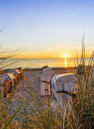 Rügener Ferienhäuser Strand mit Strandkörben