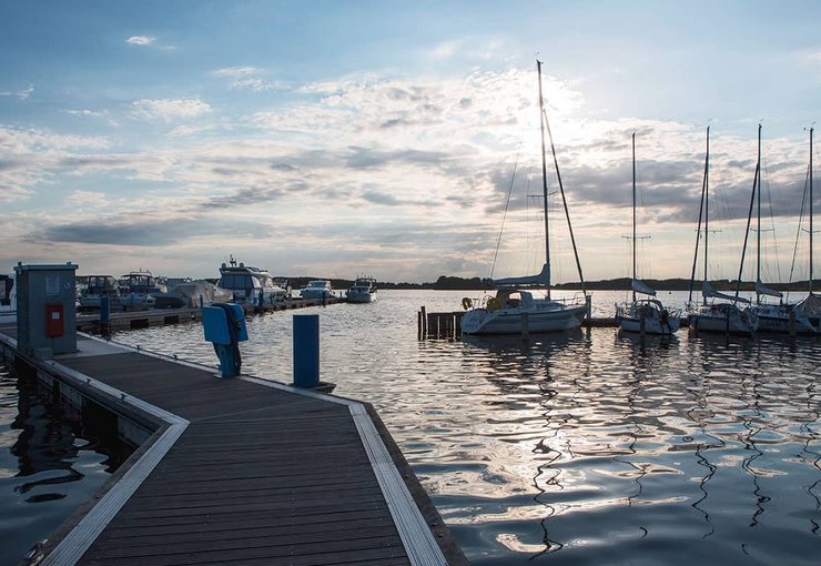 Ferienzentrum Yachthafen Rechlin Müritz Booten am Steg im Hafen