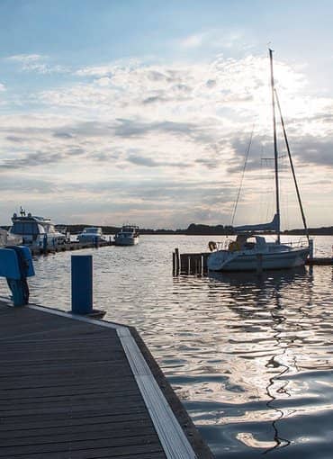 Ferienzentrum Yachthafen Rechlin Müritz Booten am Steg im Hafen