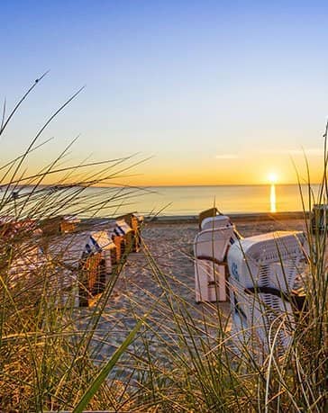 Rügener Ferienhäuser Strand mit Strandkörben