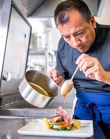 Schloss und Hotel Les Tourelles an der Côte d’Azur Küchenchef des Gourmet-Restaurant bereitet ein Menü zu