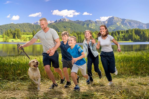 Familie mit Hund Berge Familie mit Hund Berge