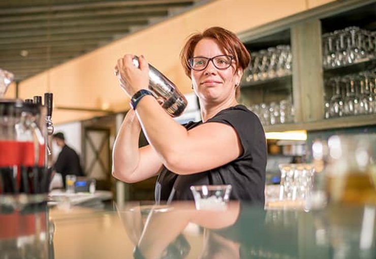 Ferienclub Maierhöfen im Allgäu Mitarbeiterin an der Bar mixt einen Cocktail