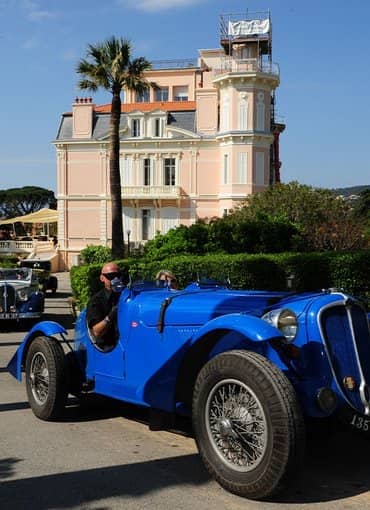 Schloss und Hotel Les Tourelles an der Côte d’Azur Oldtimer in der Schlossauffahrt