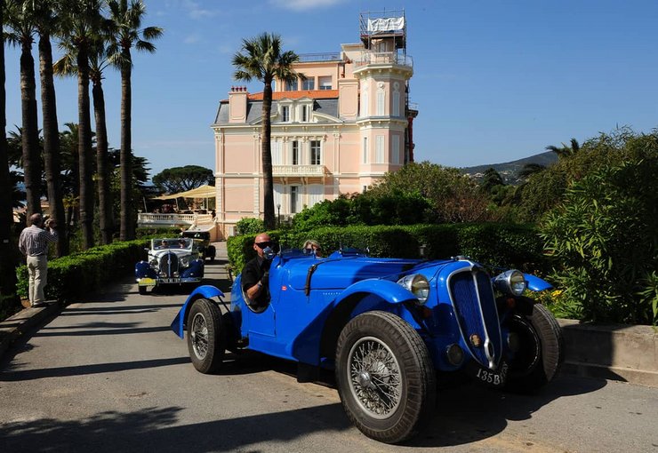 Schloss und Hotel Les Tourelles an der Côte d’Azur Oldtimer in der Schlossauffahrt