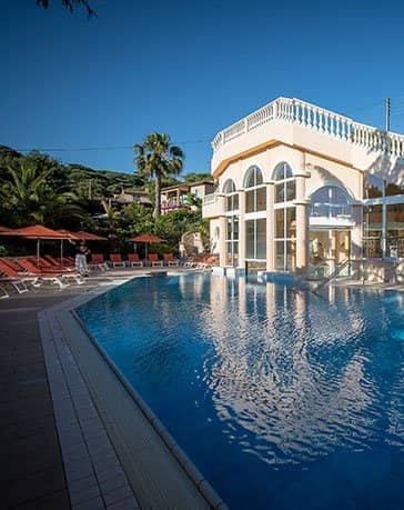 Ferienzentrum Les Tourelles Sainte Maxime an der Cote d Azur in Frankreich Ansicht Außenpool mit Kinderbereich und Wasserrutsche